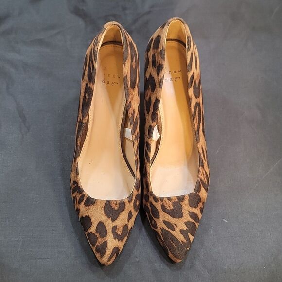 A.NEW DAY ANIMAL PRINT POINTED TOE PUMP - Picture 2 of 16